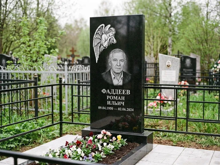 Памятник с гравировкой ангела — белая гравировка скорбящего ангела над портретом, работа «Фаддеев» в Альметьевске
