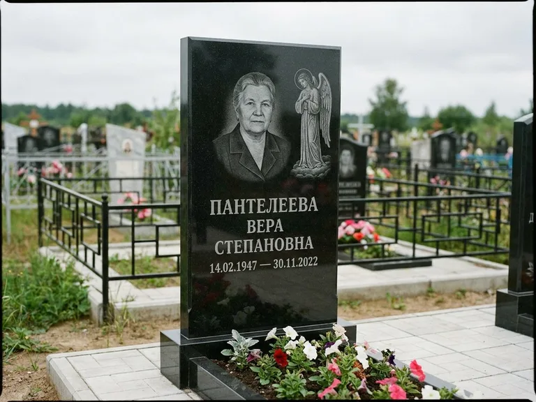 Памятник с гравировкой ангела — гравировка ангела-хранителя сбоку от портрета, работа «Пантелеева» в Альметьевске