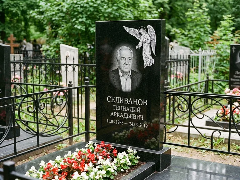 Памятник с гравировкой ангела — белая гравировка скорбящего ангела над портретом, работа «Селиванов» в Альметьевске