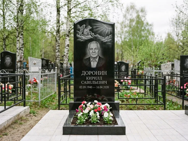 Памятник с гравировкой ангела — гравировка ангела в облаках с лучами над портретом, работа «Доронин» в Альметьевске