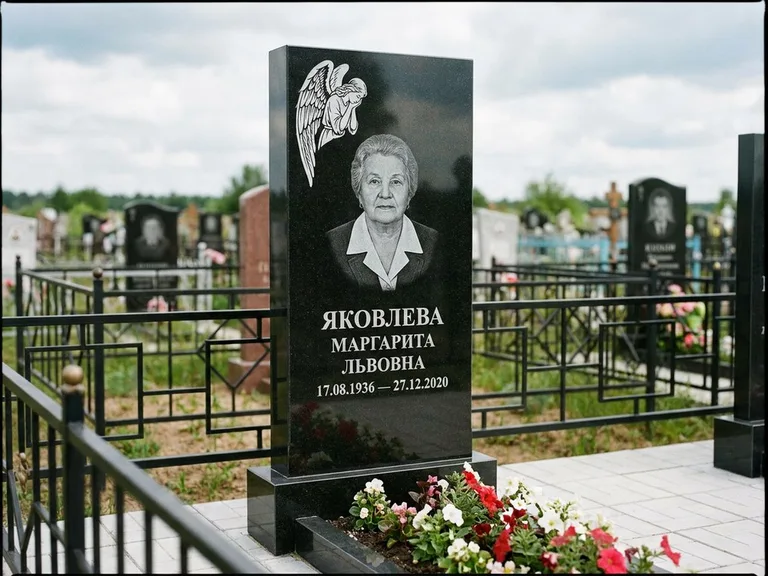 Памятник с гравировкой ангела — белая гравировка скорбящего ангела над портретом, работа «Яковлева» в Альметьевске