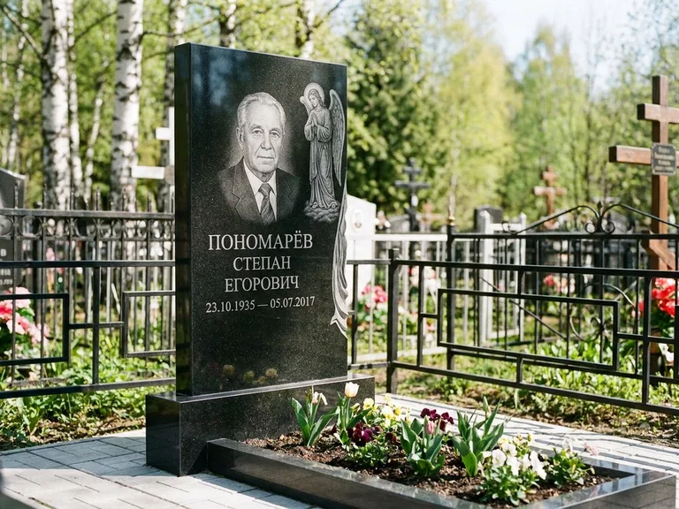 Памятник с гравировкой ангела — гравировка ангела-хранителя сбоку от портрета, работа «Пономарёв» в Альметьевске
