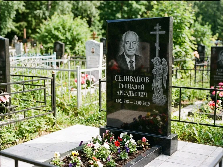Памятник с гравировкой ангела — гравировка ангела с крестом рядом с эпитафией, работа «Селиванов» в Альметьевске