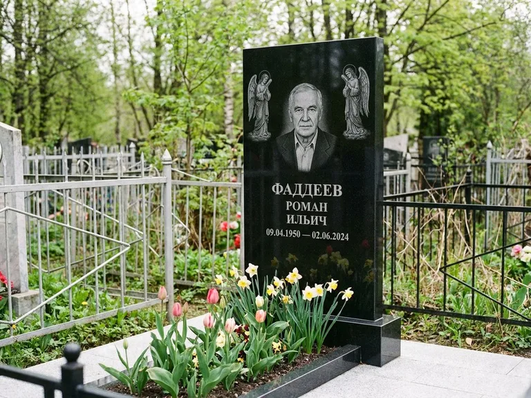 Памятник с гравировкой ангела — гравировка двух ангелов по сторонам портрета, работа «Фаддеев» в Альметьевске