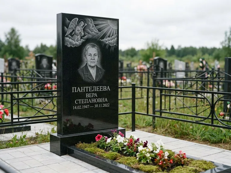Памятник с гравировкой ангела — гравировка ангела в облаках с лучами над портретом, работа «Пантелеева» в Альметьевске