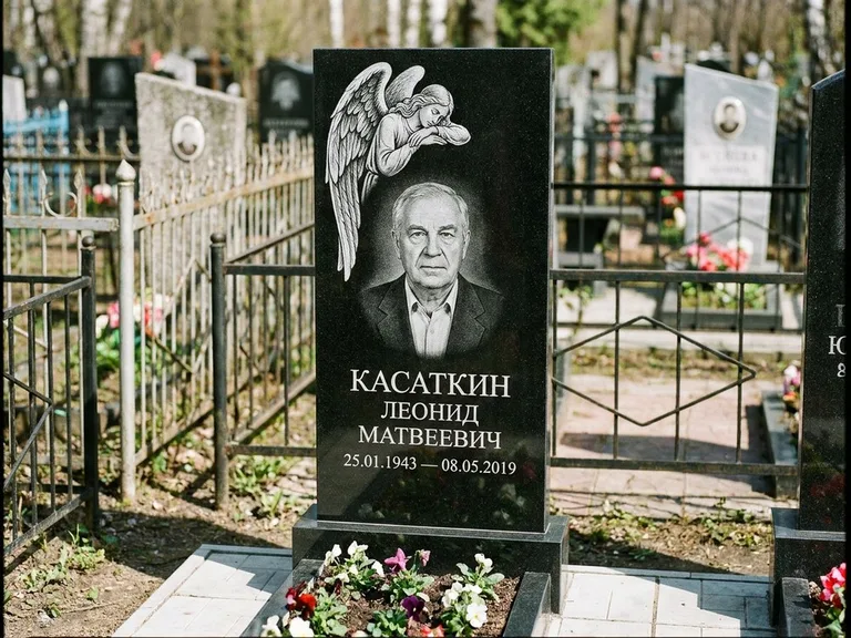 Памятник с гравировкой ангела — белая гравировка скорбящего ангела над портретом, работа «Касаткин» в Альметьевске