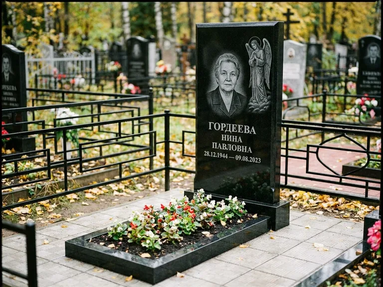 Памятник с гравировкой ангела — гравировка ангела-хранителя сбоку от портрета, работа «Гордеева» в Альметьевске