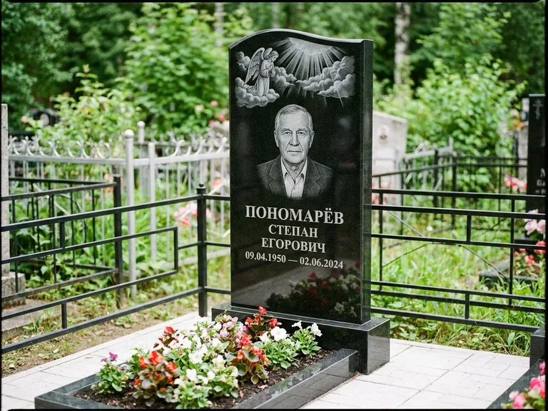 Памятник с гравировкой ангела — гравировка ангела-хранителя сбоку от портрета, работа «Лобанова» в Альметьевске