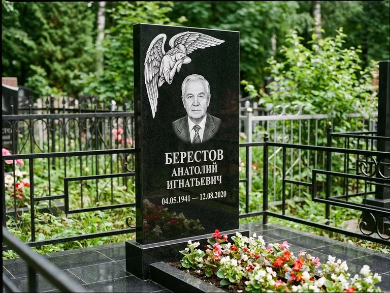 Памятник с гравировкой ангела — гравировка молящегося ангела в верхней части стелы, работа «Свиридов» в Альметьевске