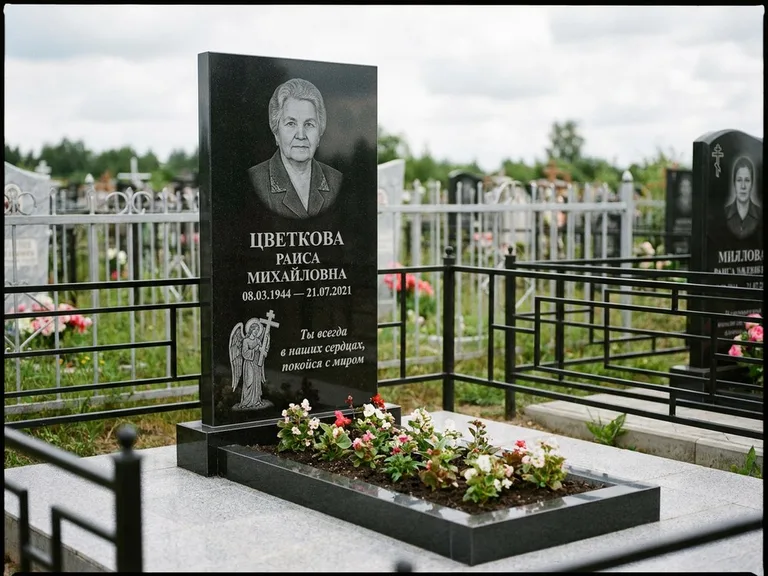 Памятник с гравировкой ангела — гравировка двух ангелов по сторонам портрета, работа «Яковлева» в Альметьевске