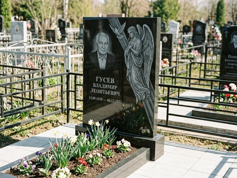 Памятник с гравировкой ангела — гравировка ангела в облаках с лучами над портретом, работа «Пономарёв» в Альметьевске