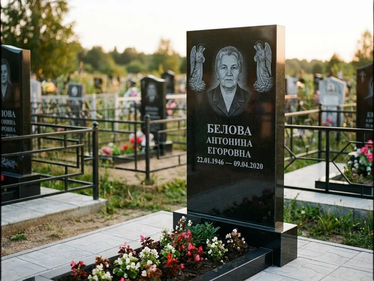 Памятник с гравировкой ангела — белая гравировка скорбящего ангела над портретом, работа «Журавлёва» в Альметьевске