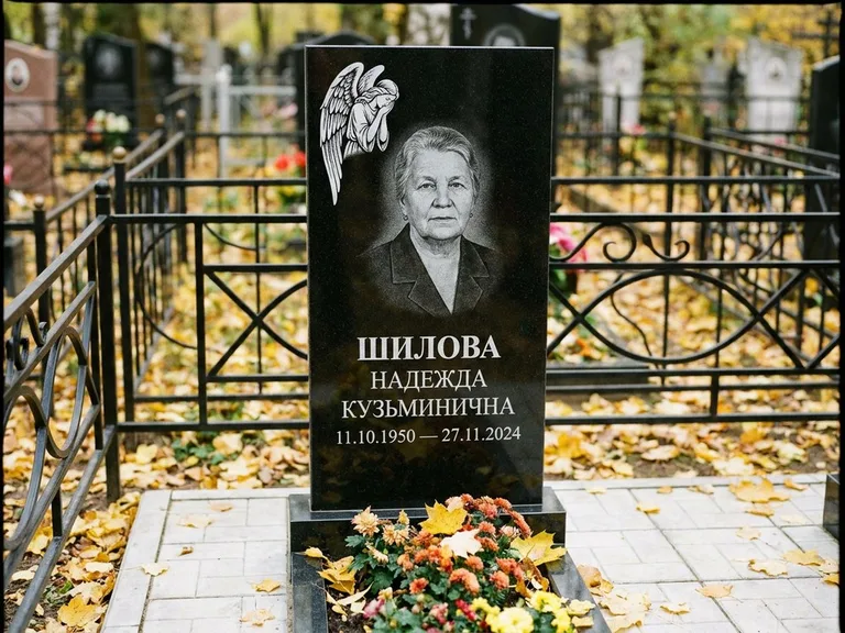 Памятник с гравировкой ангела — гравировка молящегося ангела в верхней части стелы, работа «Гордеева» в Альметьевске