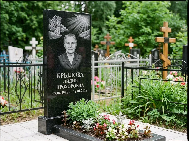 Памятник с гравировкой ангела — гравировка ангела в облаках с лучами над портретом, работа «Лобанова» в Альметьевске