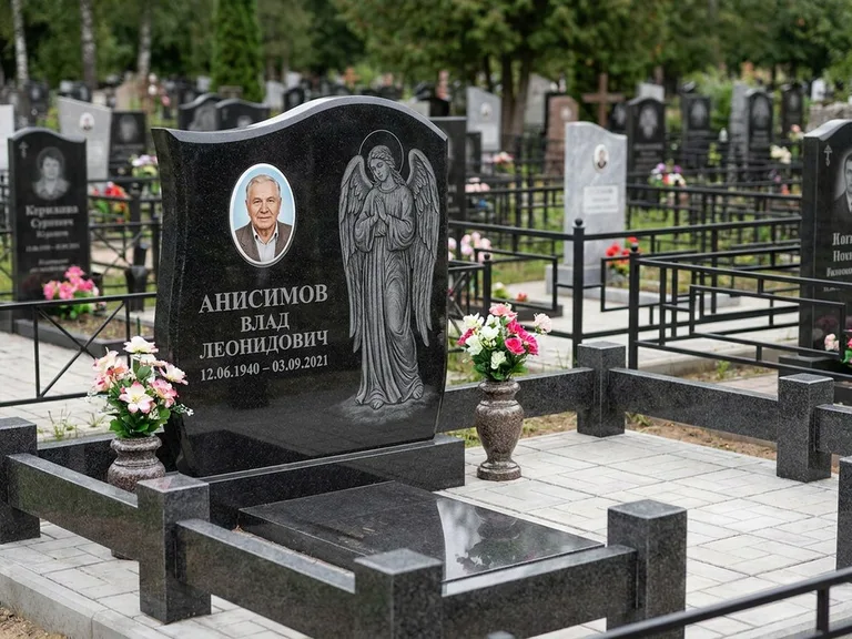 Памятник с гравировкой ангела — белая гравировка скорбящего ангела над портретом, работа «Свиридов» в Альметьевске