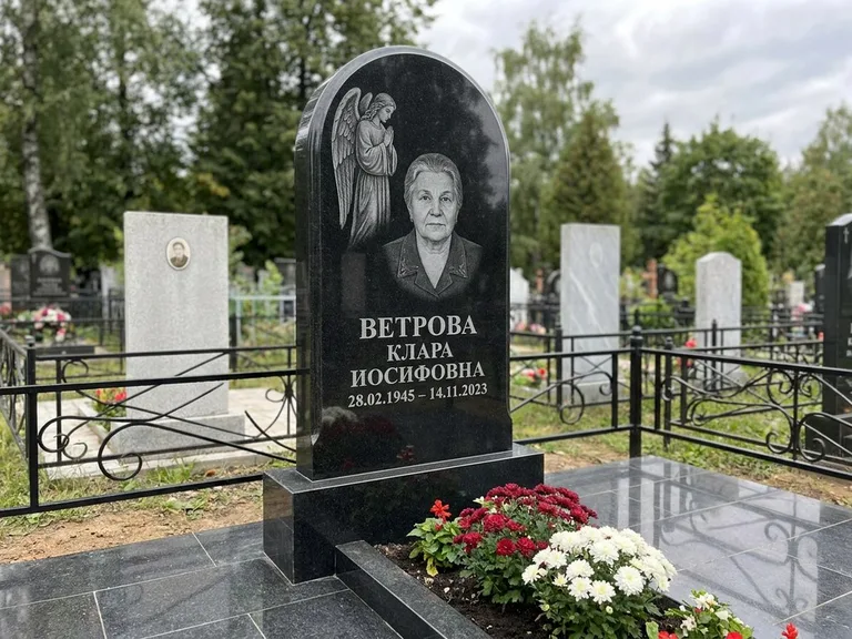 Памятник с гравировкой ангела — гравировка ангела-хранителя сбоку от портрета, работа «Игнатова» в Альметьевске