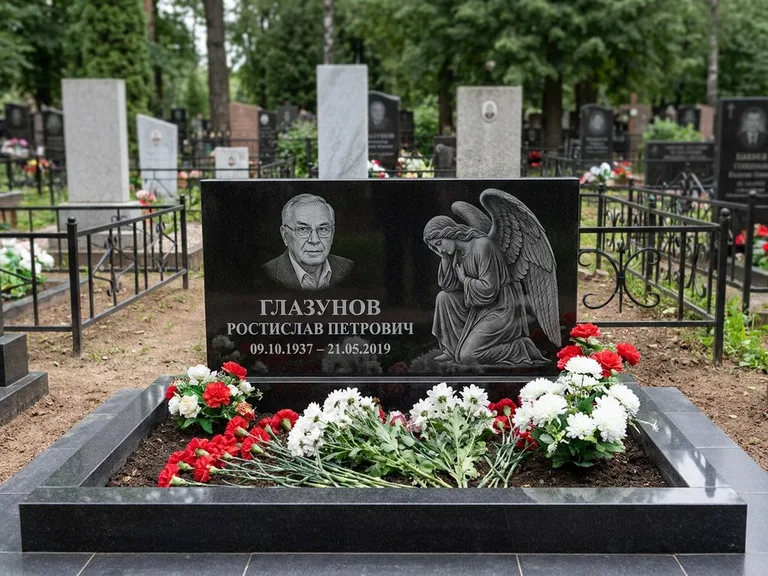 Памятник с гравировкой ангела — гравировка молящегося ангела в верхней части стелы, работа «Доронин» в Альметьевске