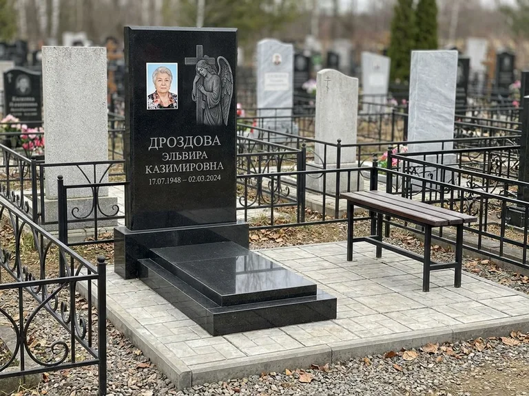 Памятник с гравировкой ангела — гравировка ангела с крестом рядом с эпитафией, работа «Яковлева» в Альметьевске
