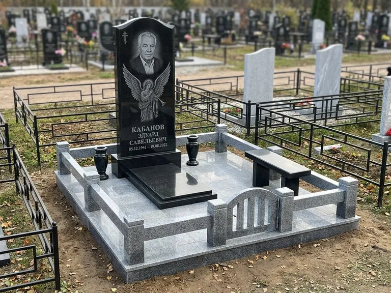 Памятник с гравировкой ангела — гравировка ангела с голубем по диагонали стелы, работа «Пономарёв» в Альметьевске