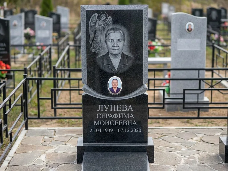 Памятник с гравировкой ангела — гравировка двух ангелов по сторонам портрета, работа «Журавлёва» в Альметьевске