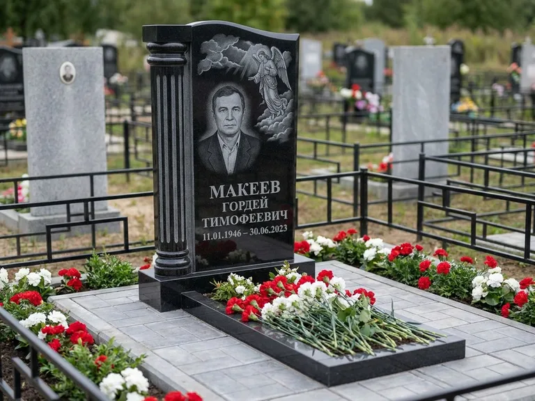Памятник с гравировкой ангела — гравировка ангела в облаках с лучами над портретом, работа «Селиванов» в Альметьевске