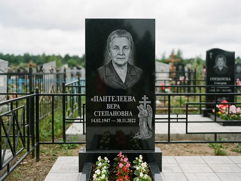 Памятник с гравировкой ангела — гравировка ангела с крестом рядом с эпитафией, работа «Пантелеева» в Альметьевске