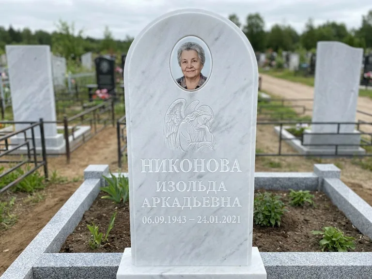 Памятник с гравировкой ангела — белая гравировка скорбящего ангела над портретом, работа «Гордеева» в Альметьевске