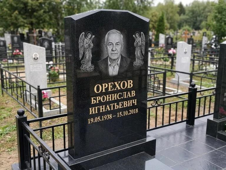 Памятник с гравировкой ангела — гравировка ангела-хранителя сбоку от портрета, работа «Фаддеев» в Альметьевске