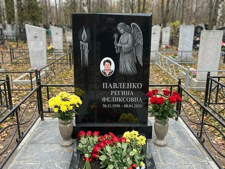 Памятник с гравировкой ангела — гравировка молящегося ангела в верхней части стелы, работа «Пантелеева» в Альметьевске