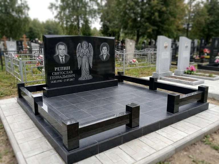 Памятник с гравировкой ангела — гравировка ангела с крестом рядом с эпитафией, работа «Касаткин» в Альметьевске