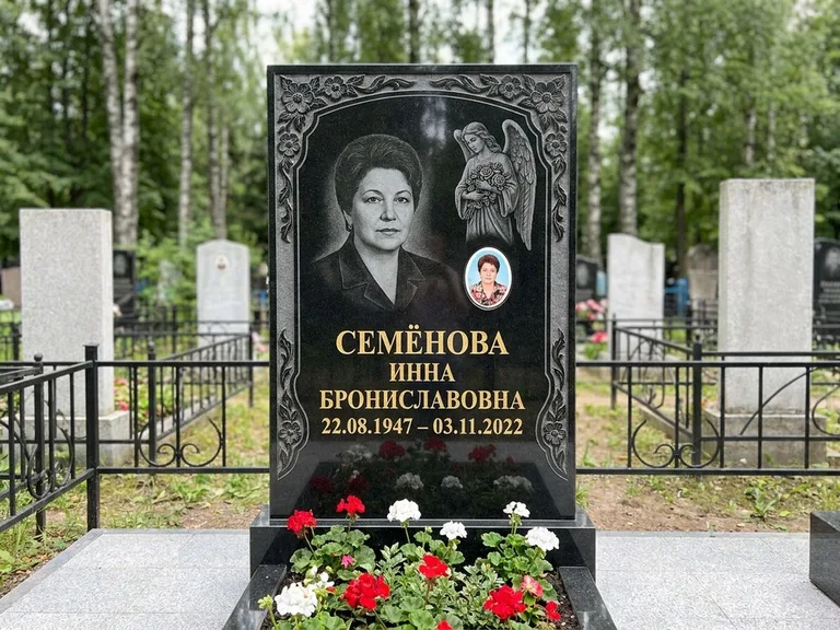 Памятник с гравировкой ангела — гравировка ангела с голубем по диагонали стелы, работа «Лобанова» в Альметьевске