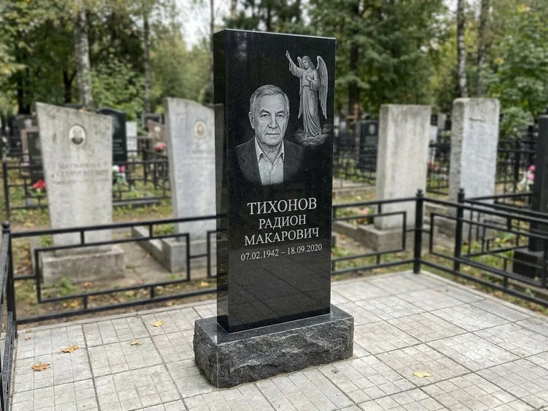 Памятник с гравировкой ангела — гравировка двух ангелов по сторонам портрета, работа «Свиридов» в Альметьевске