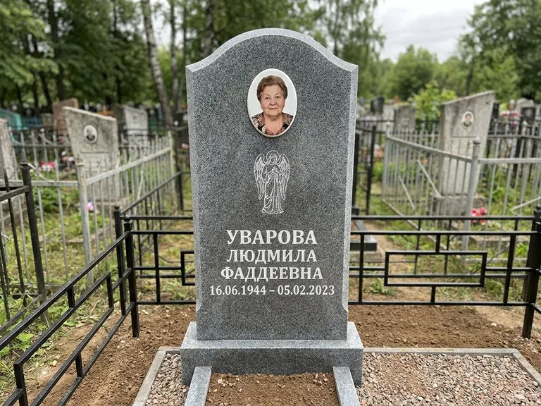 Памятник с гравировкой ангела — гравировка ангела в облаках с лучами над портретом, работа «Игнатова» в Альметьевске