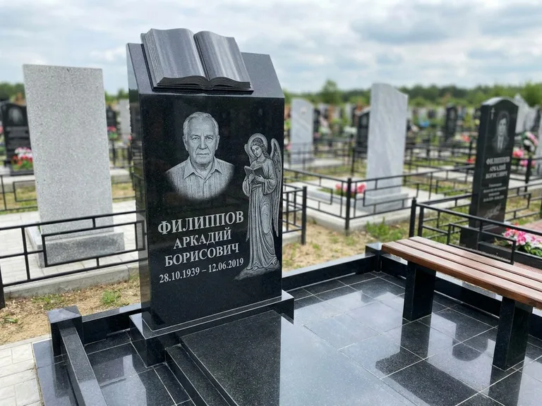Памятник с гравировкой ангела — белая гравировка скорбящего ангела над портретом, работа «Доронин» в Альметьевске