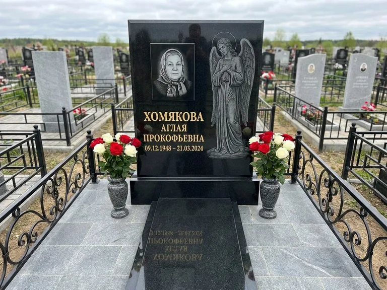 Памятник с гравировкой ангела — гравировка ангела-хранителя сбоку от портрета, работа «Яковлева» в Альметьевске