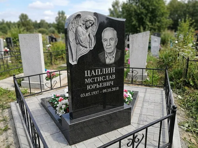 Памятник с гравировкой ангела — гравировка молящегося ангела в верхней части стелы, работа «Пономарёв» в Альметьевске