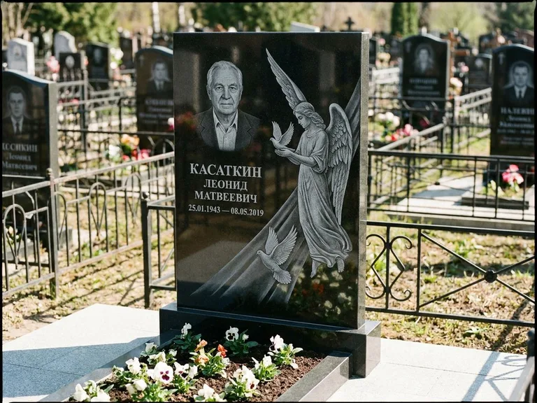 Памятник с гравировкой ангела — гравировка ангела с голубем по диагонали стелы, работа «Касаткин» в Альметьевске