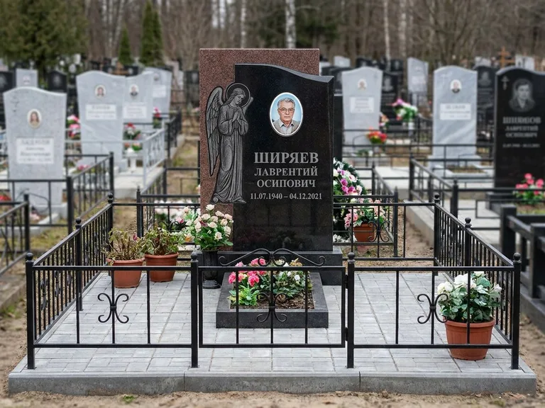 Памятник с гравировкой ангела — гравировка ангела с голубем по диагонали стелы, работа «Селиванов» в Альметьевске