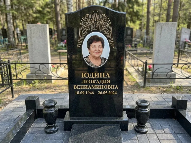 Памятник с гравировкой ангела — гравировка двух ангелов по сторонам портрета, работа «Гордеева» в Альметьевске