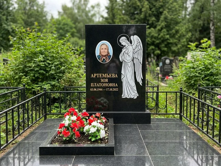 Памятник с гравировкой ангела — гравировка ангела в облаках с лучами над портретом, работа «Фаддеев» в Альметьевске
