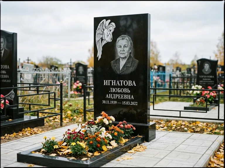 Памятник с гравировкой ангела — белая гравировка скорбящего ангела над портретом, работа «Игнатова» в Альметьевске