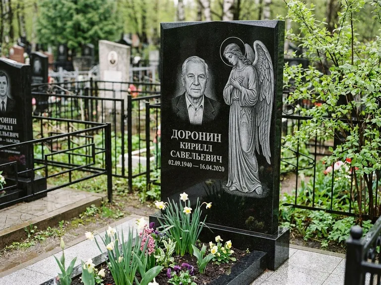 Памятник с гравировкой ангела — гравировка ангела-хранителя сбоку от портрета, работа «Доронин» в Альметьевске