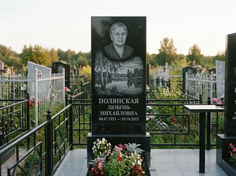 Памятник с гравировкой берёзы — гравировка берёзы у зеркального озера, работа «Полянская» в Альметьевске