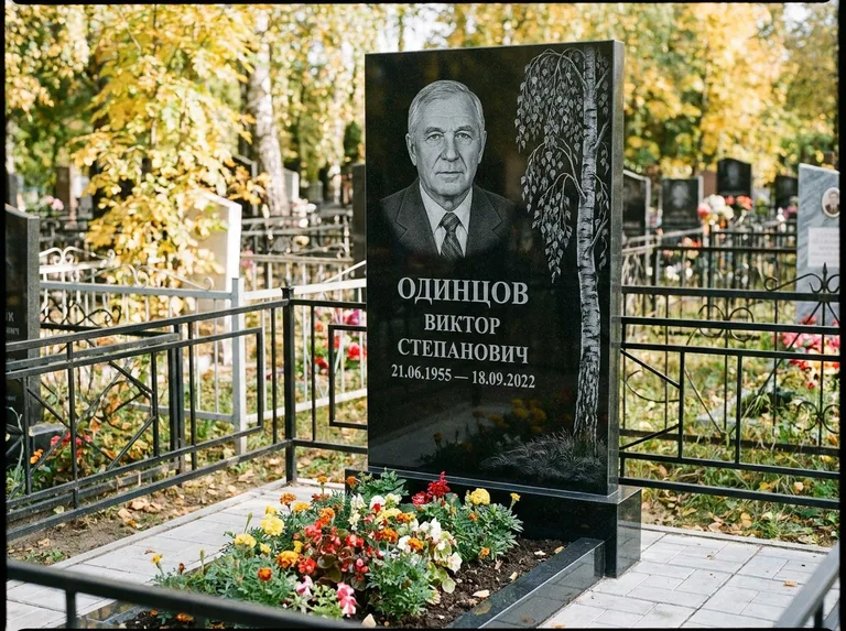 Памятник с гравировкой берёзы — гравировка плакучей берёзы с тонкими ветвями, работа «Одинцов» в Альметьевске