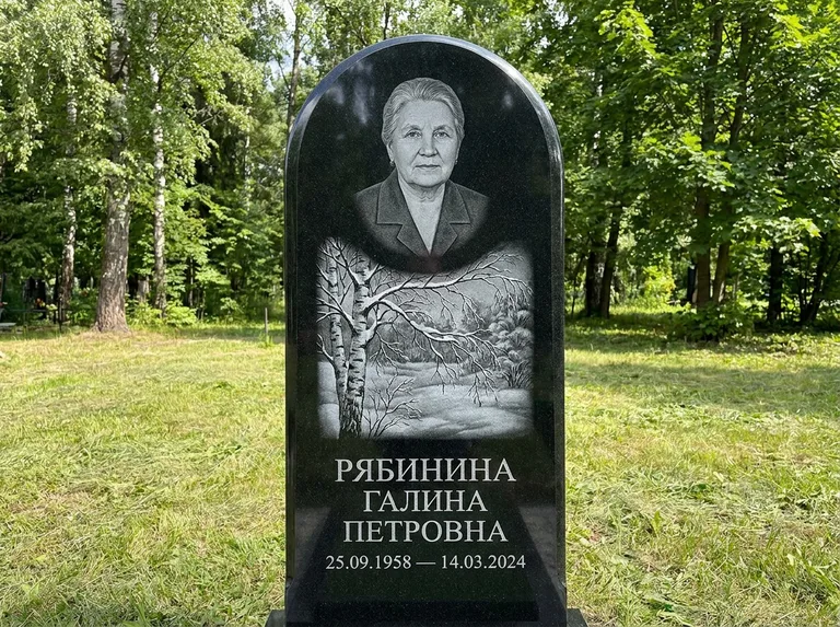Памятник с гравировкой берёзы: стела с плавным арочным верхом — зимняя берёза, снег на ветвях, газон без ограды, стриженая трава, работа «Рябинина» в Альметьевске