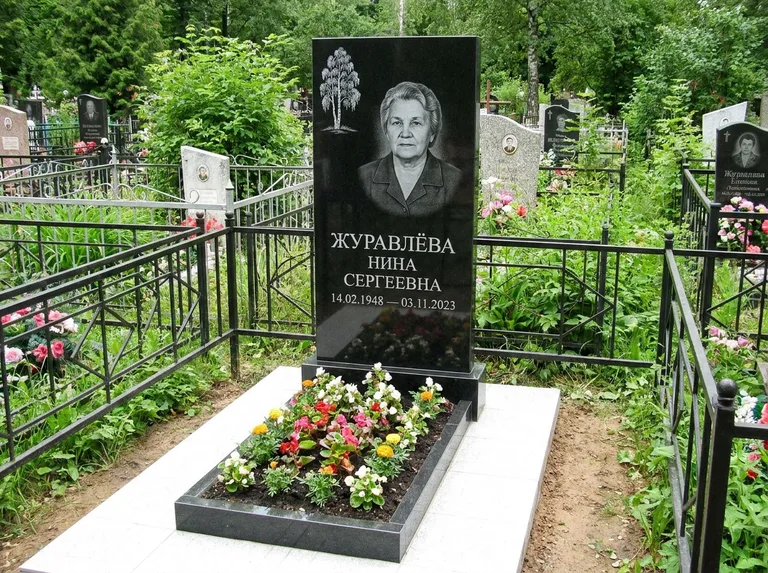 Памятник с гравировкой берёзы — гравировка одинокой берёзы над именем, работа «Журавлёва» в Альметьевске