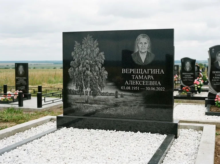 Памятник с гравировкой берёзы: широкая горизонтальная стела — берёза у поля, простор до горизонта, белая мраморная крошка с бордюром, работа «Верещагина» в Альметьевске