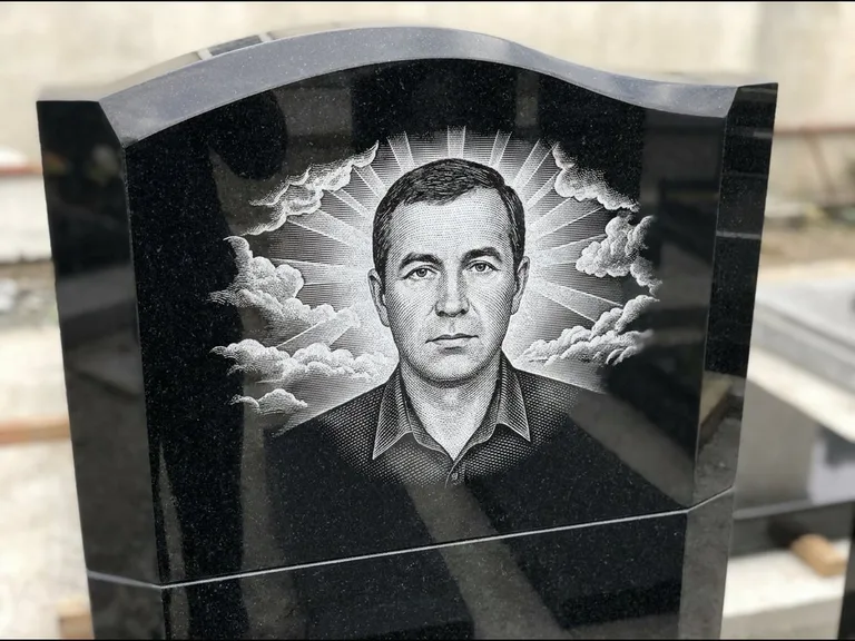 Гравировка фото на памятнике — с фоном в Альметьевске