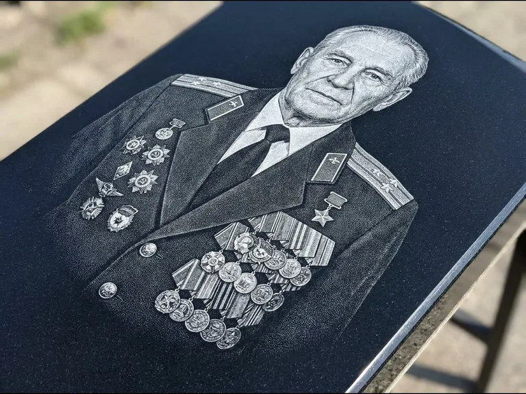 Гравировка фото на памятнике — военный / ветеран в Альметьевске