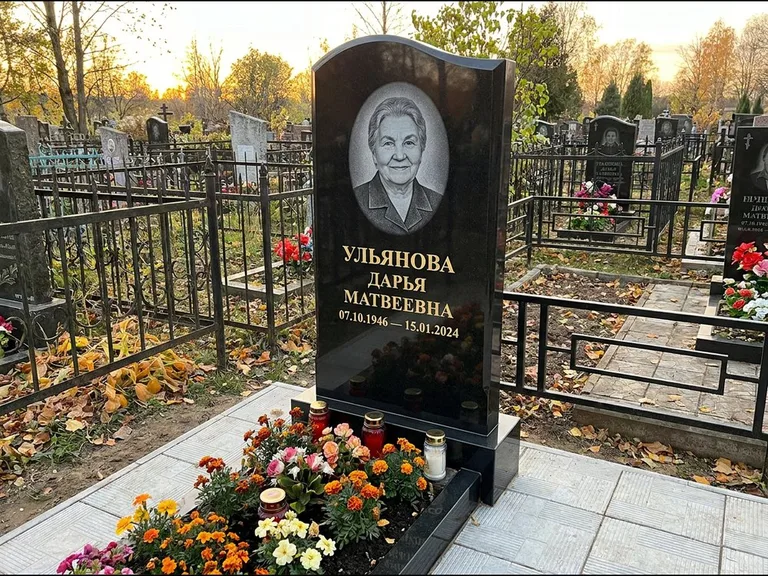 Гравировка портрета на чёрном граните — выполненная работа 12 в Альметьевске